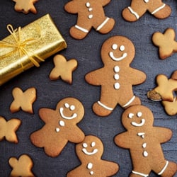 Photo_gifts_wrapped_in_gold_paper_on_a_table_with_gingerbread_men_cookies_4